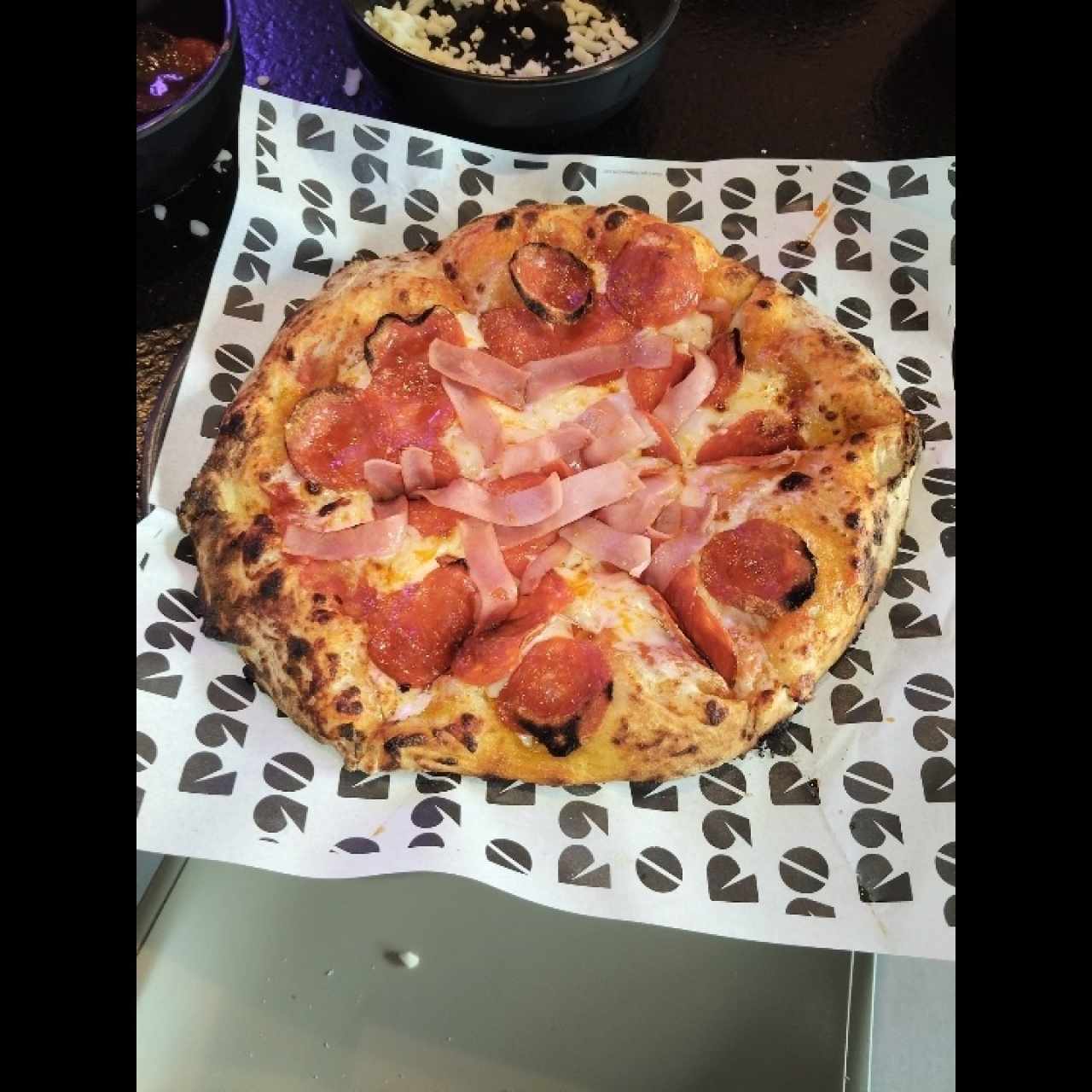 Pizzas de peperony y jamon