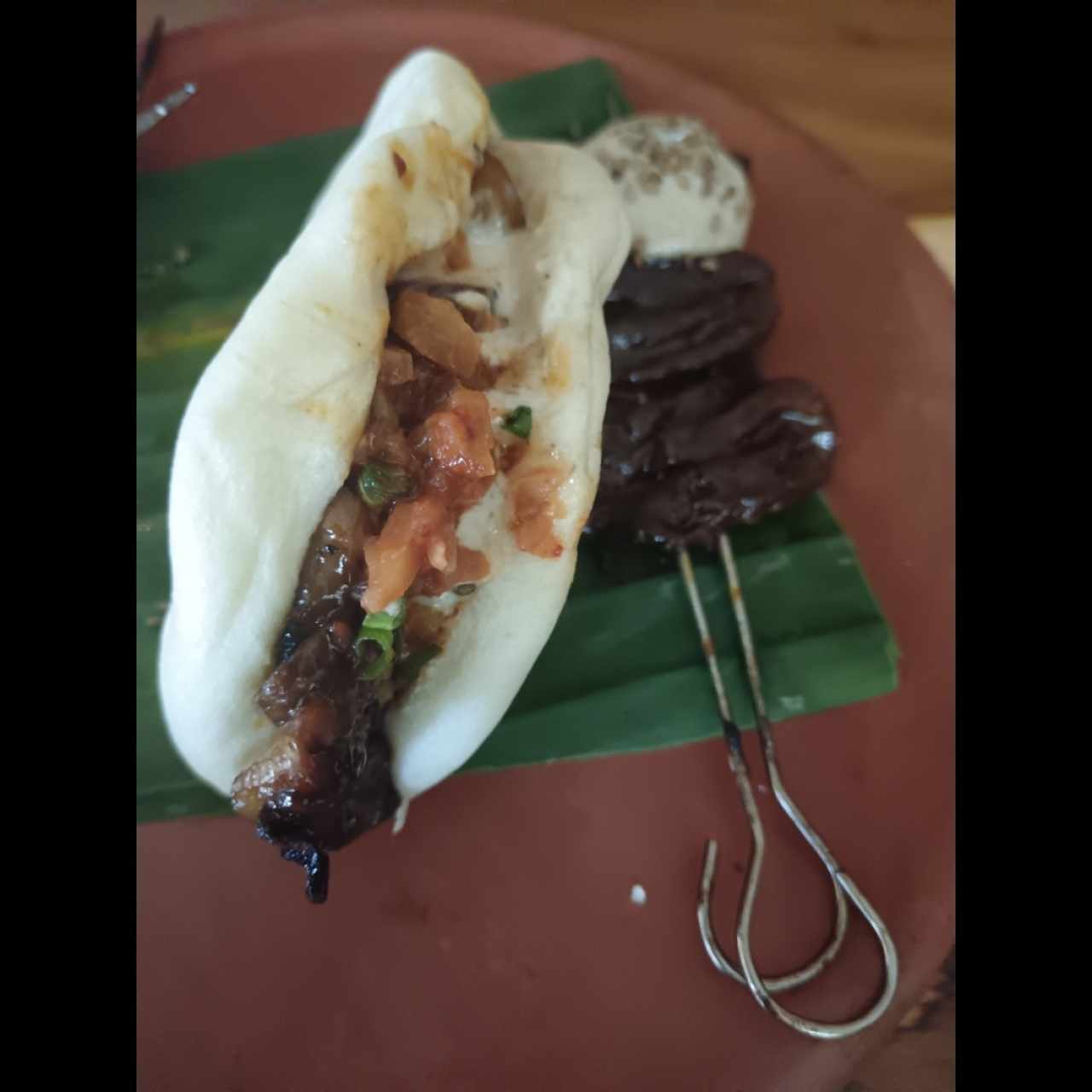 Baoscon berenjena, hongos y kimchi 