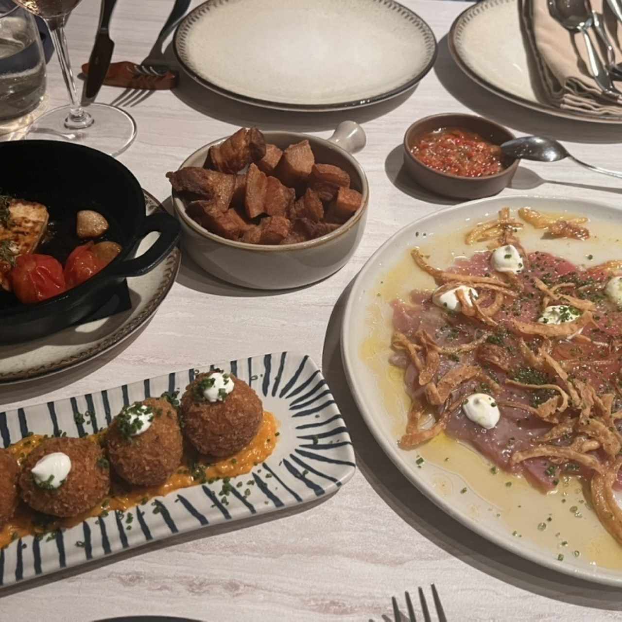 Carpaccio de atún, chicharrones, croquetas