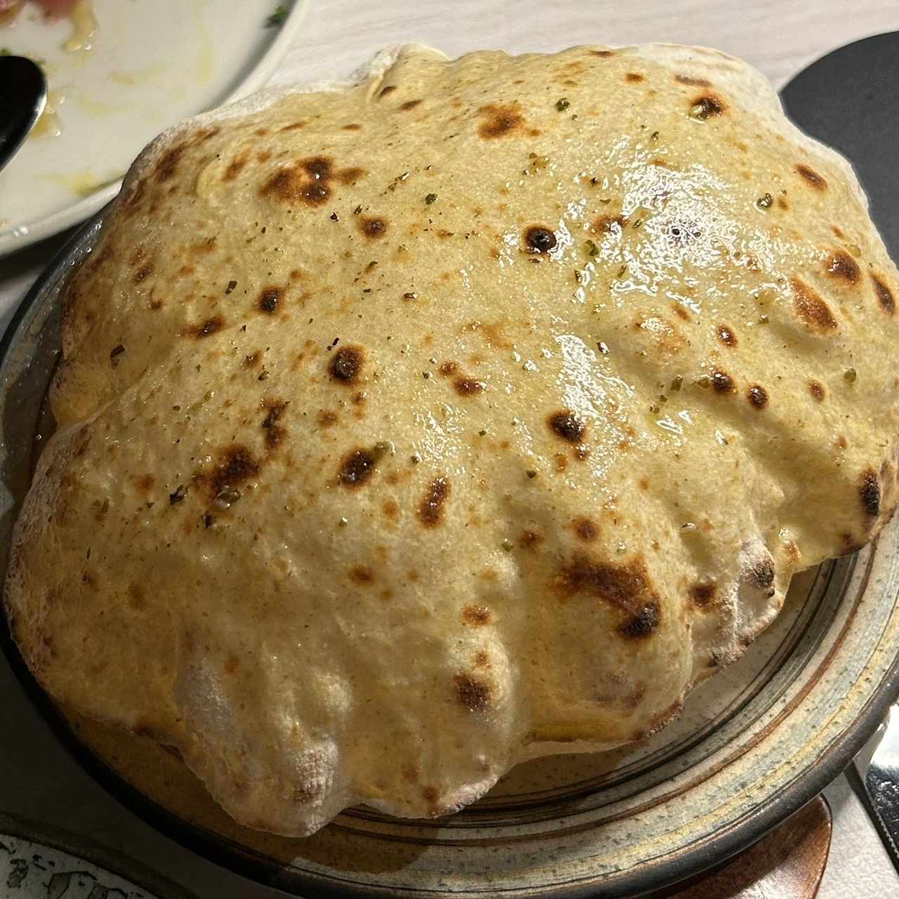 Pan de la casa con dip mediterraneo