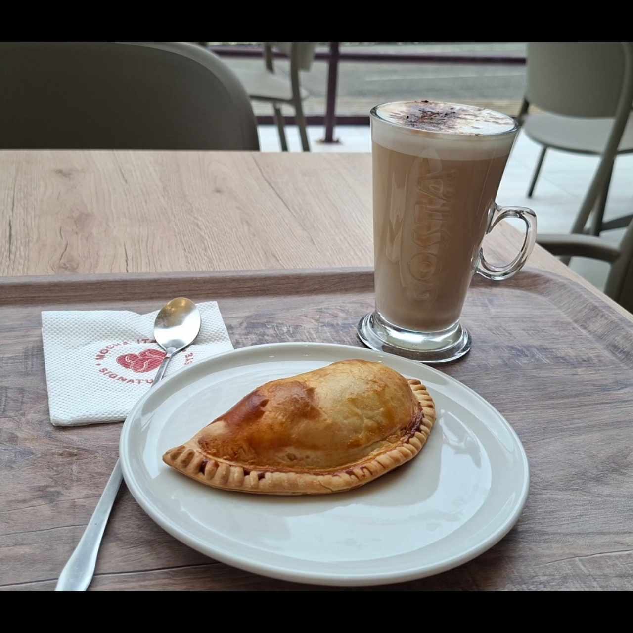 Empanada de carne y Capuccino