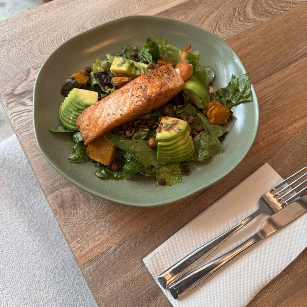 Market salad con extra se salmon a la plancha