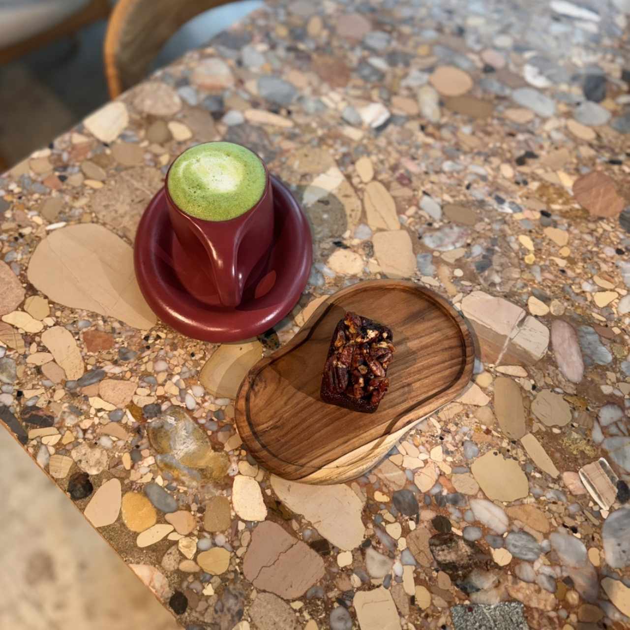 Matcha y pecan brownie