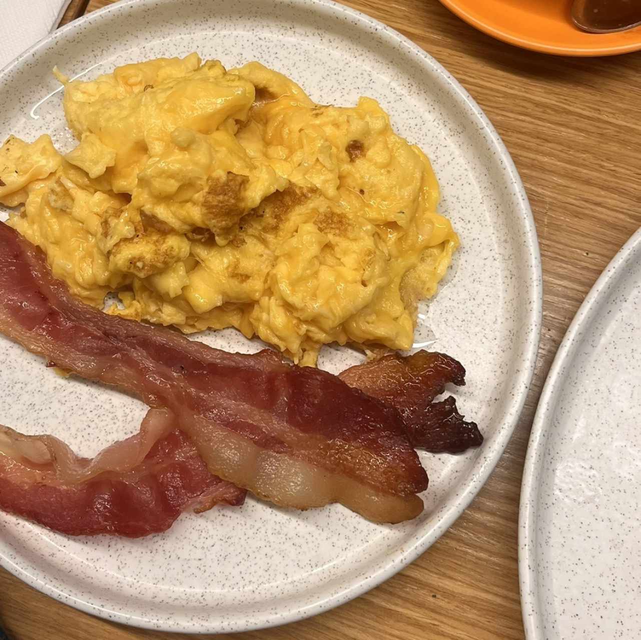 Huevos revueltos y tocino 