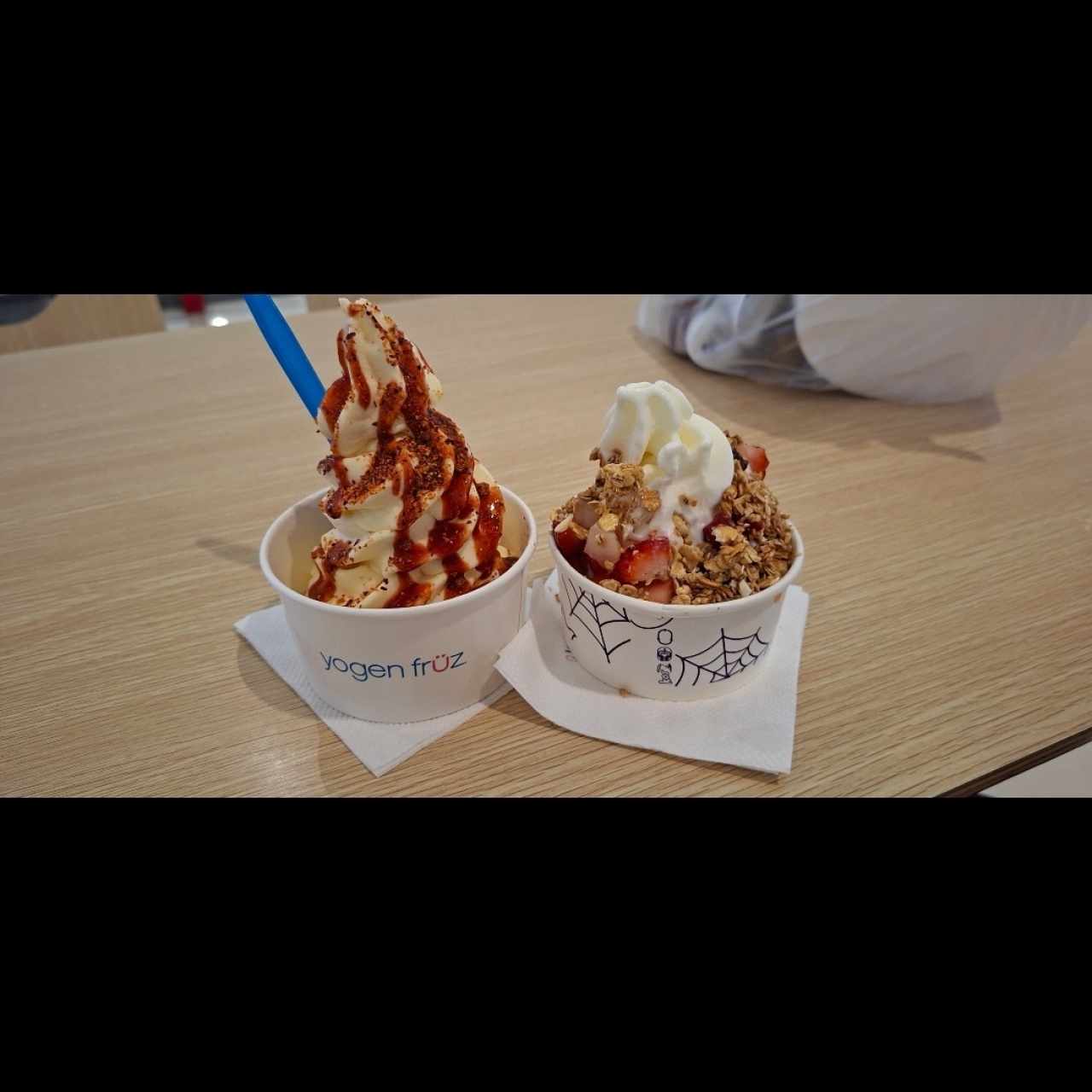 yogurt de Mango Spicy y Yogurt con Fresas + Granola