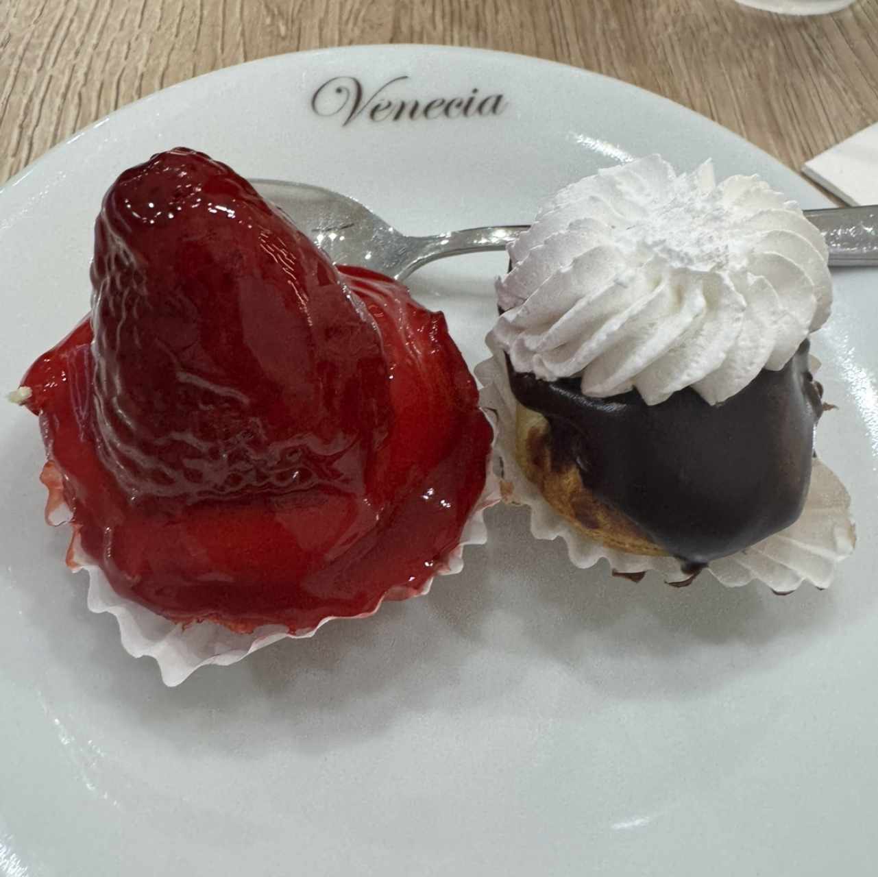 Tartaleta de fresas y profiterol 