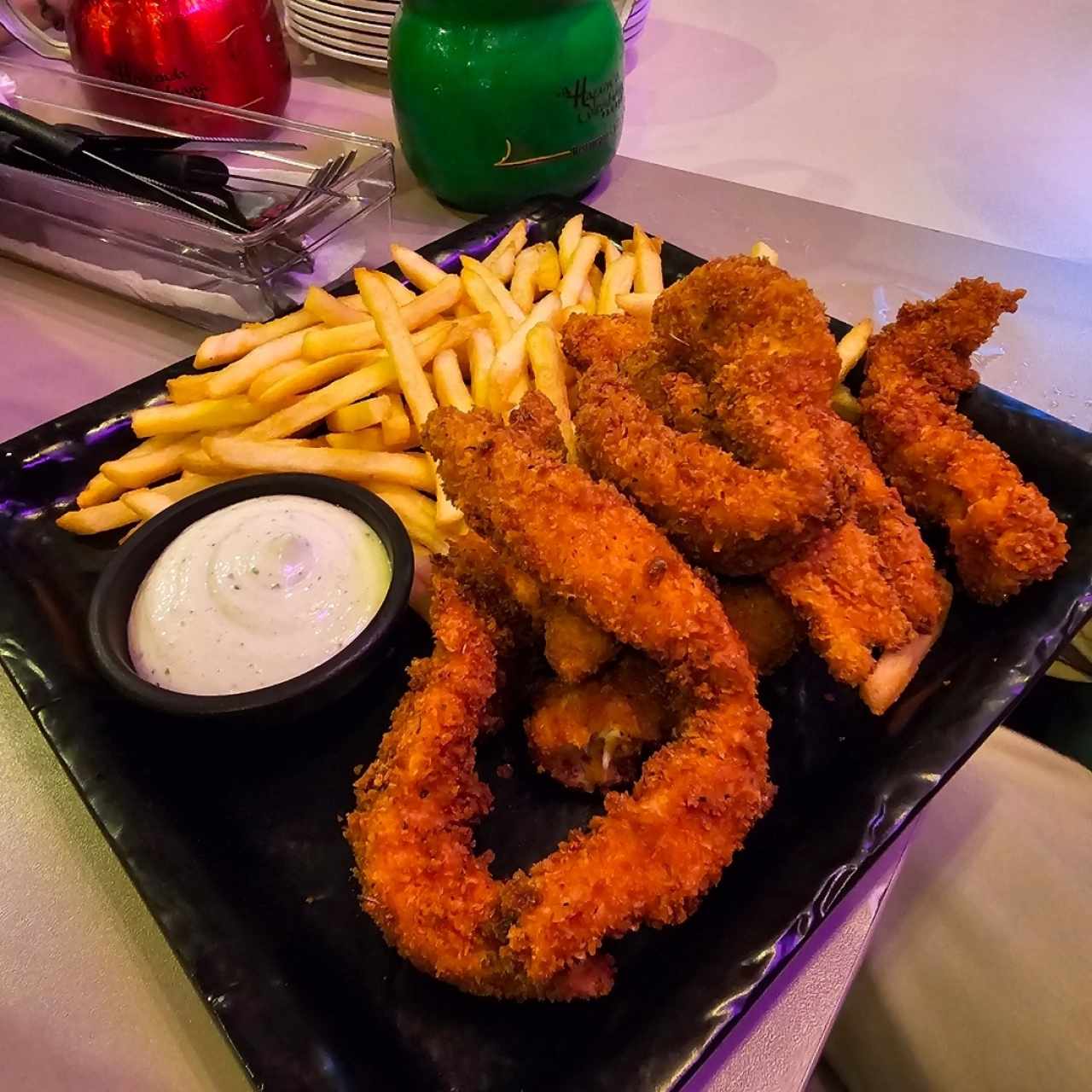 Deditos de Pollo (Acompañado de Papas Fritas) / Chicken Fingers (Accompanied with Fries)