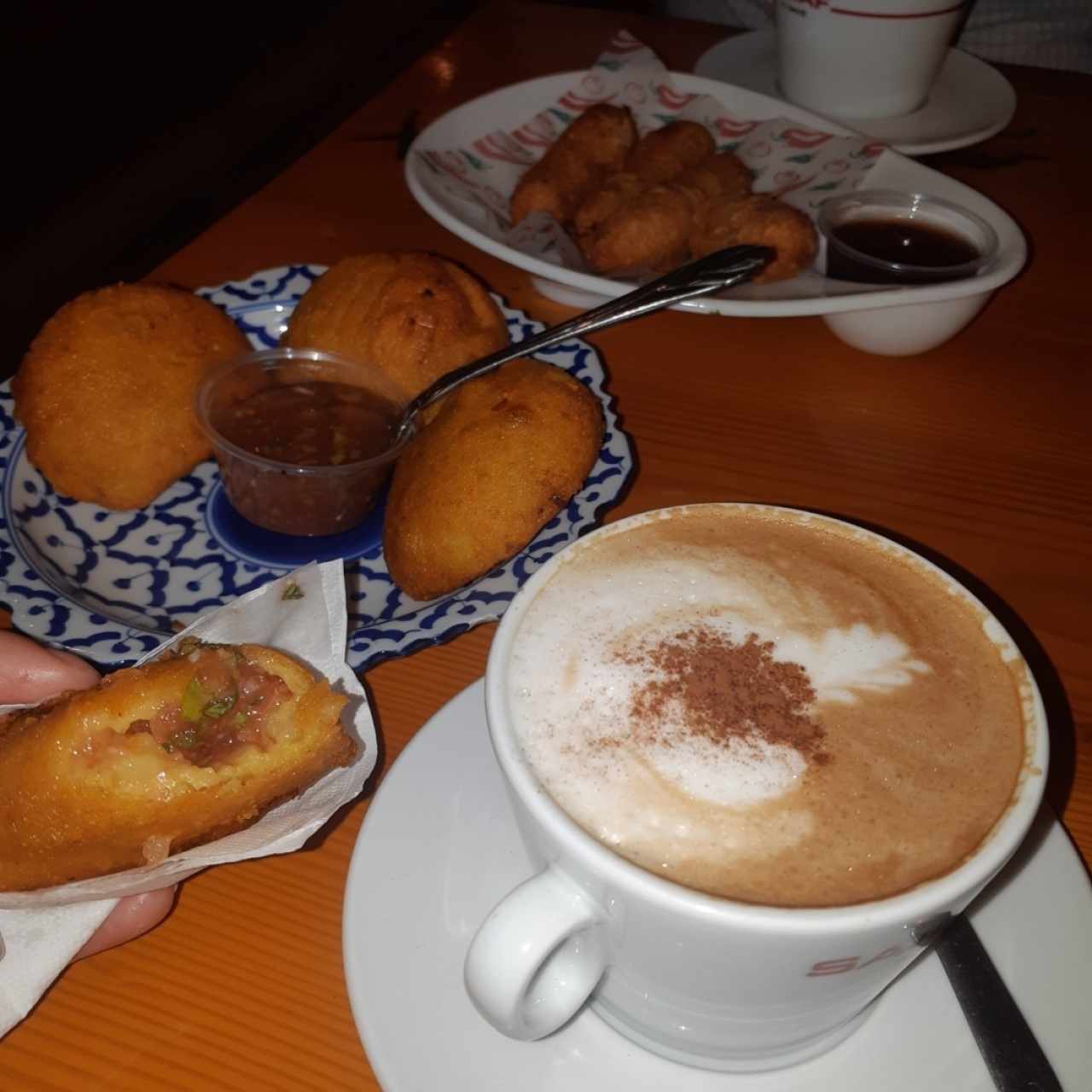 Empanadas, deditos de queso y cafés