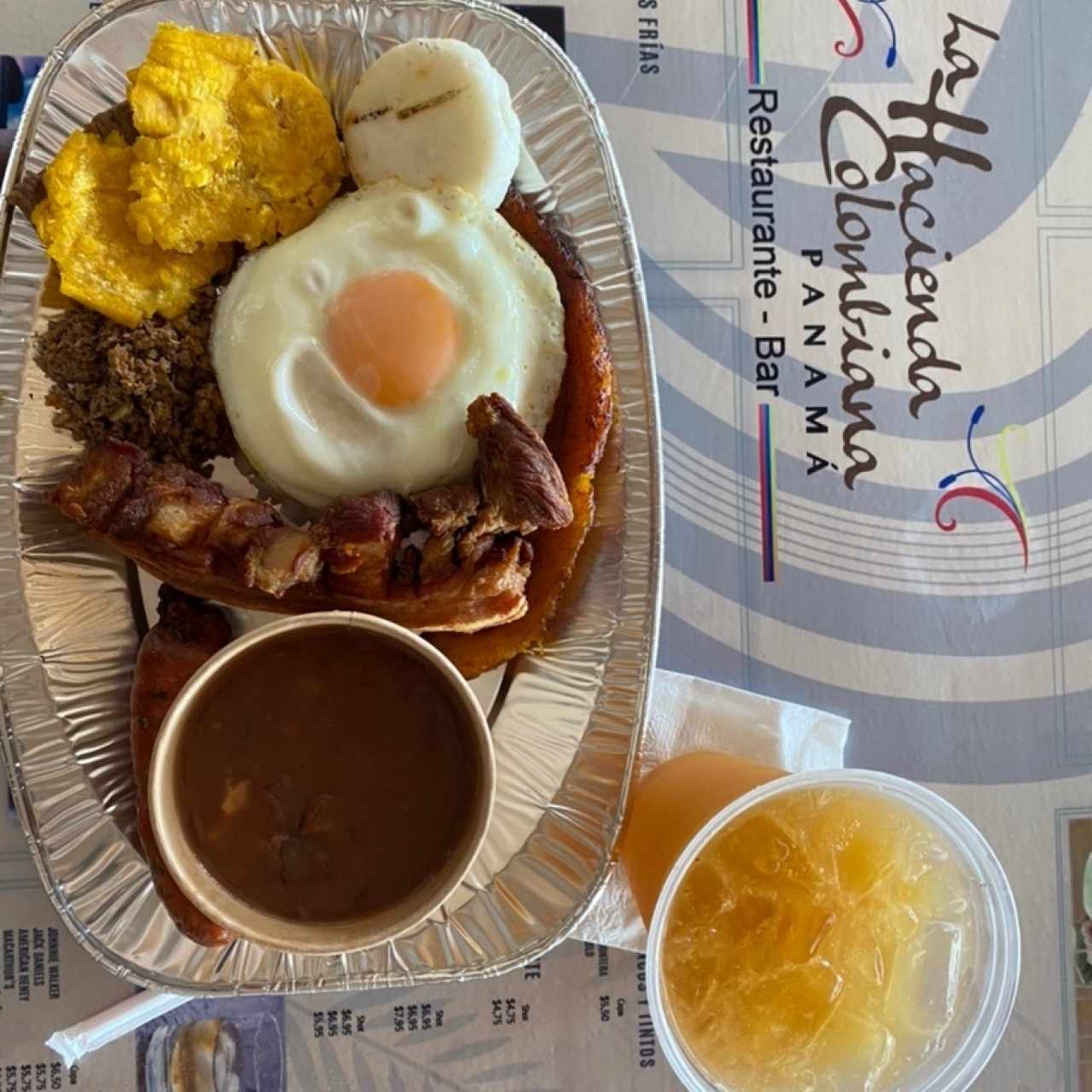 Menú Especial - Bandeja Paisa agua de panela con limón