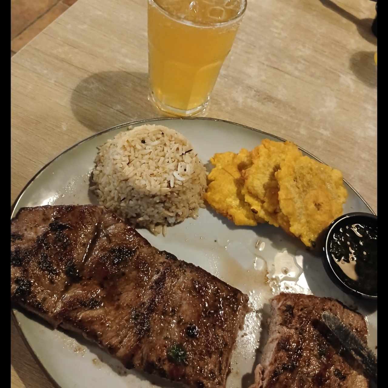 Filete de Res Llanero + 2 Acompañamientos / Llanero Beef Fillet + 2 Side Dishes