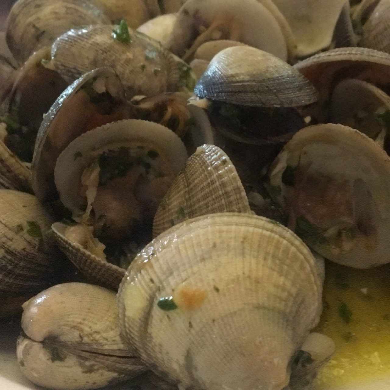 almejas al ajillo