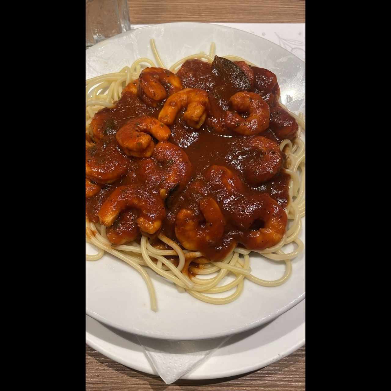 Con Camarones (shrimp spaguetti) en salsa roja 