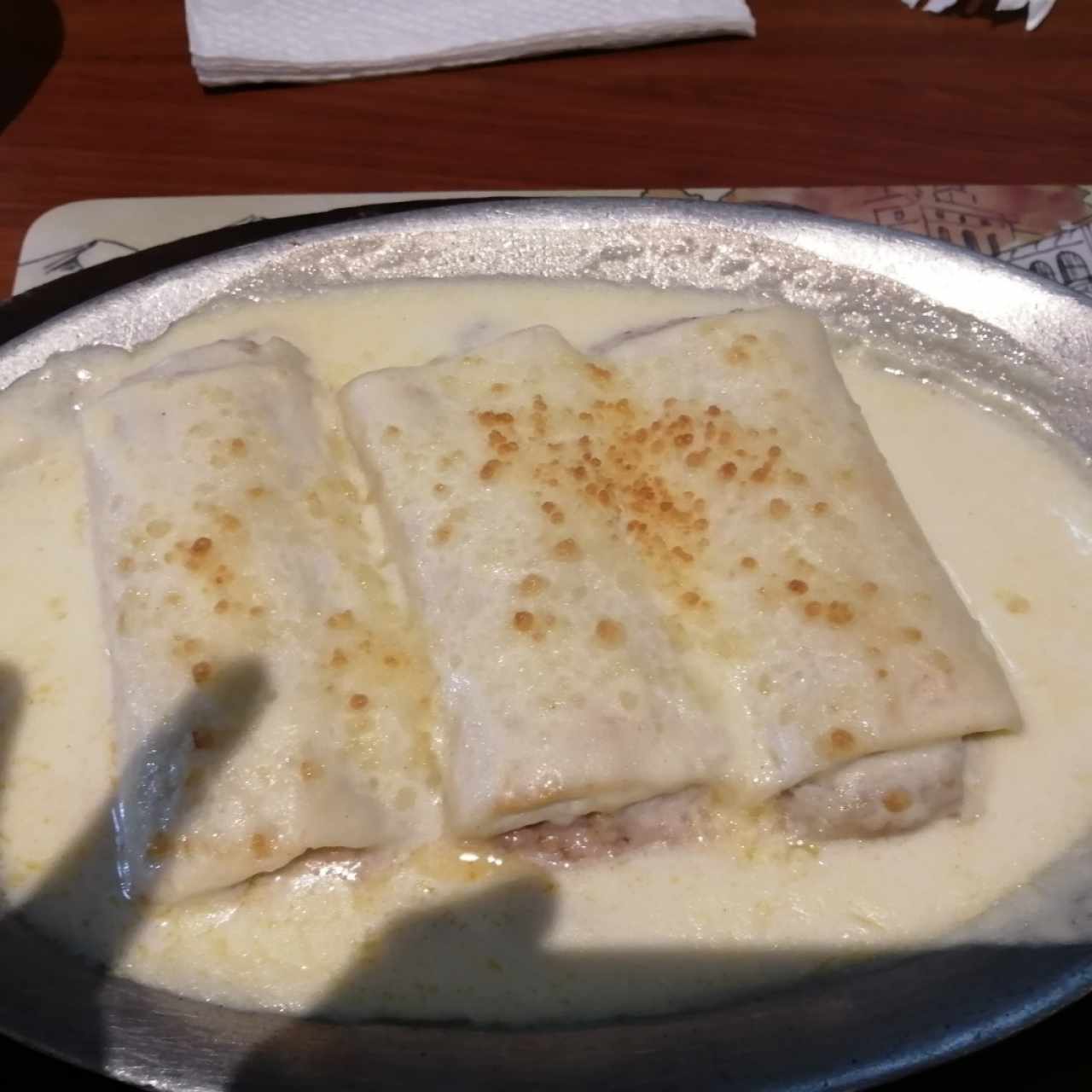 Cannelloni de Carne ,Jamón y Queso alla Bechamel
