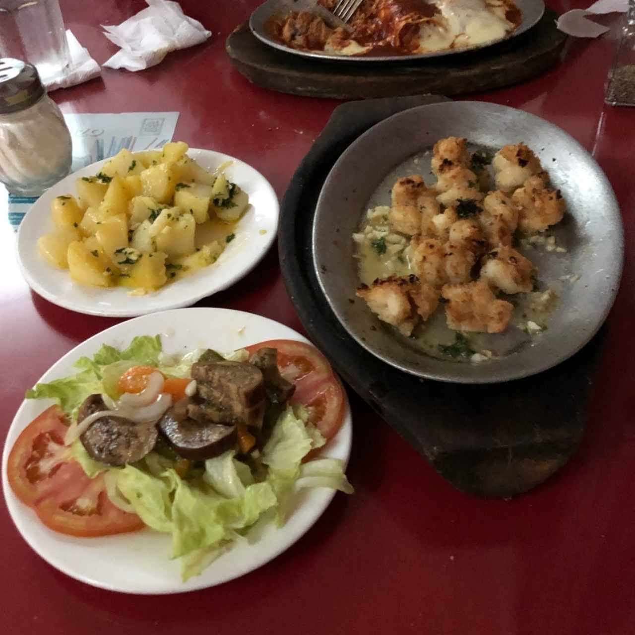 Camarones al Ajillo con Papas salteadas y la clasica ensalada 😋