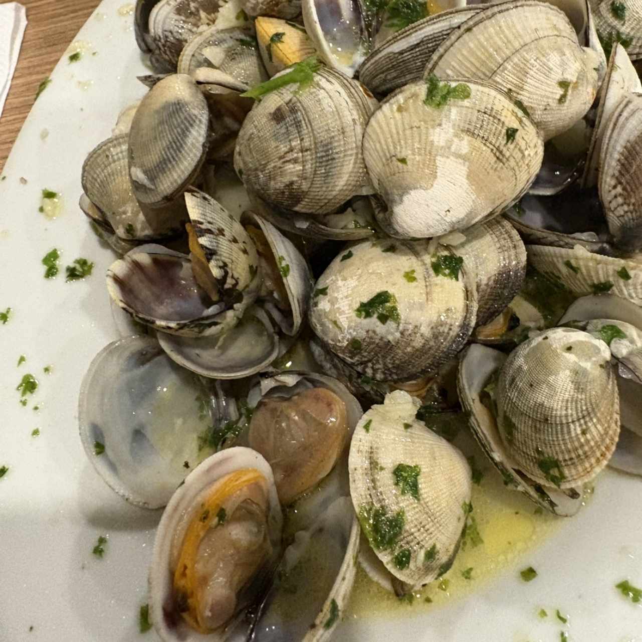 ALMEJAS EN CONCHA GENOVESA O NAPOLITANA CLAMS IN SHELL