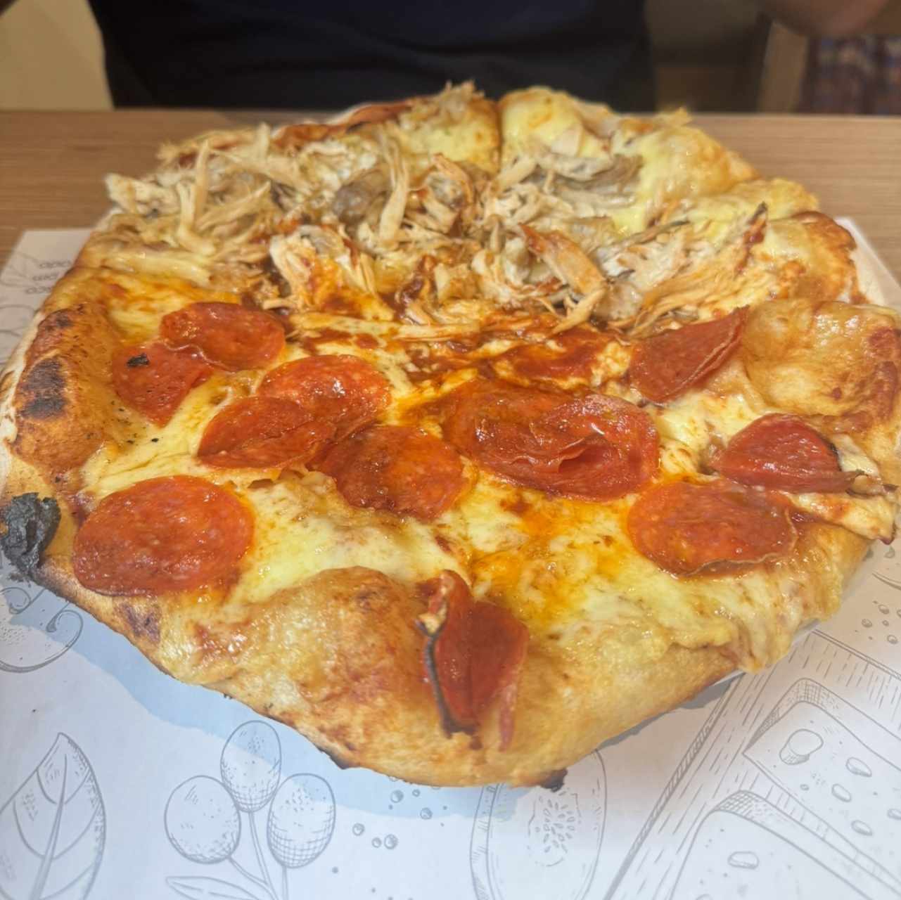 Pizza mitad pepperoni mitad pollo