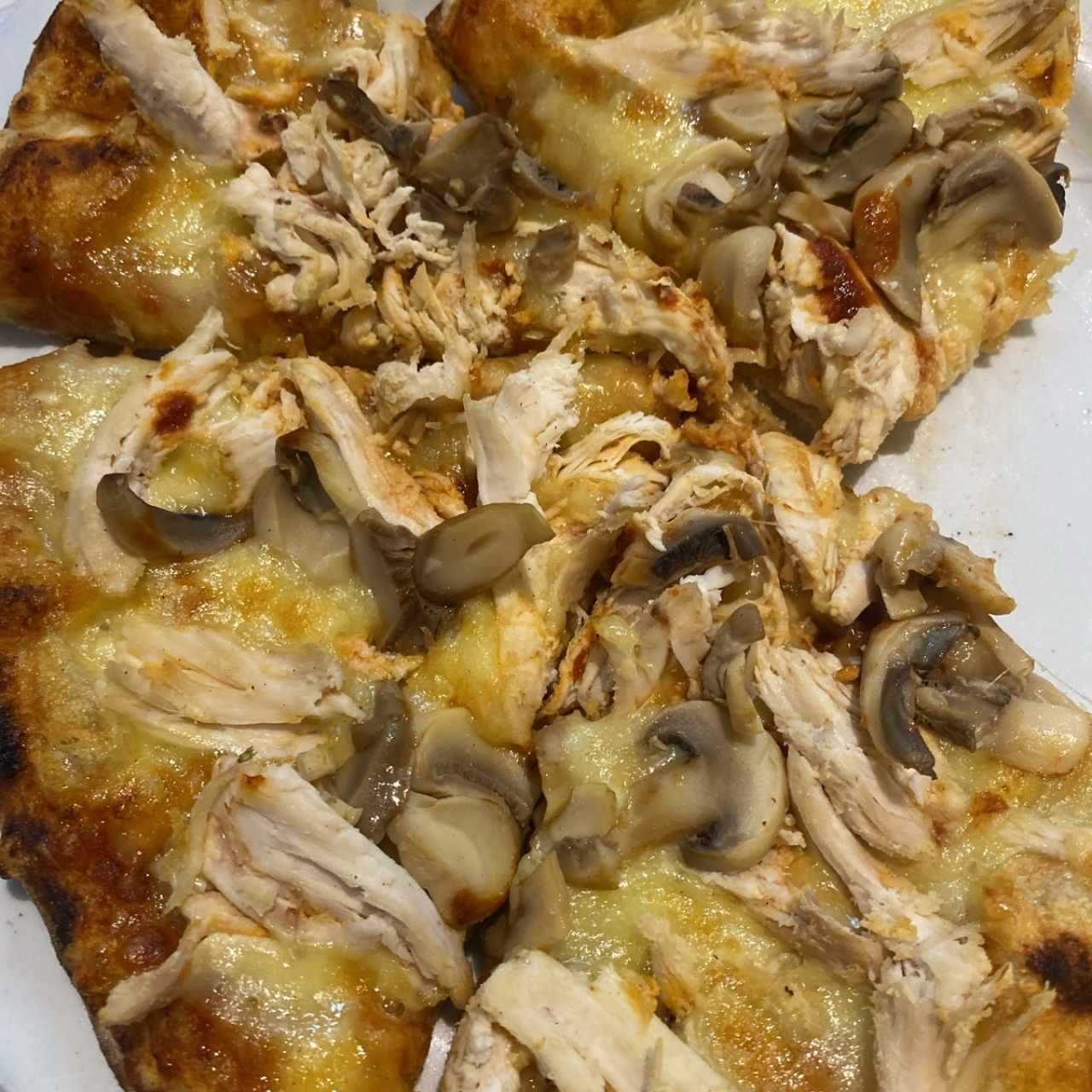 Pizza de pollo con hongos 