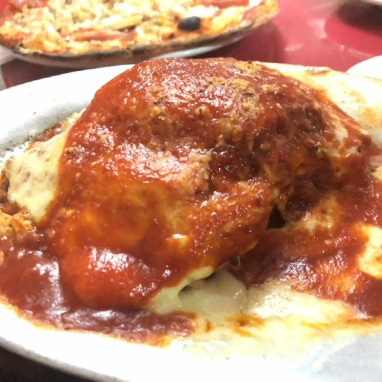 lasaña de carne gratinada con salsa roja