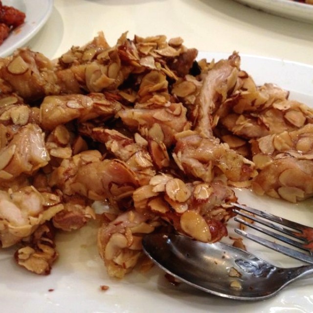 Pollo con Almendras con Salsa de Limón 