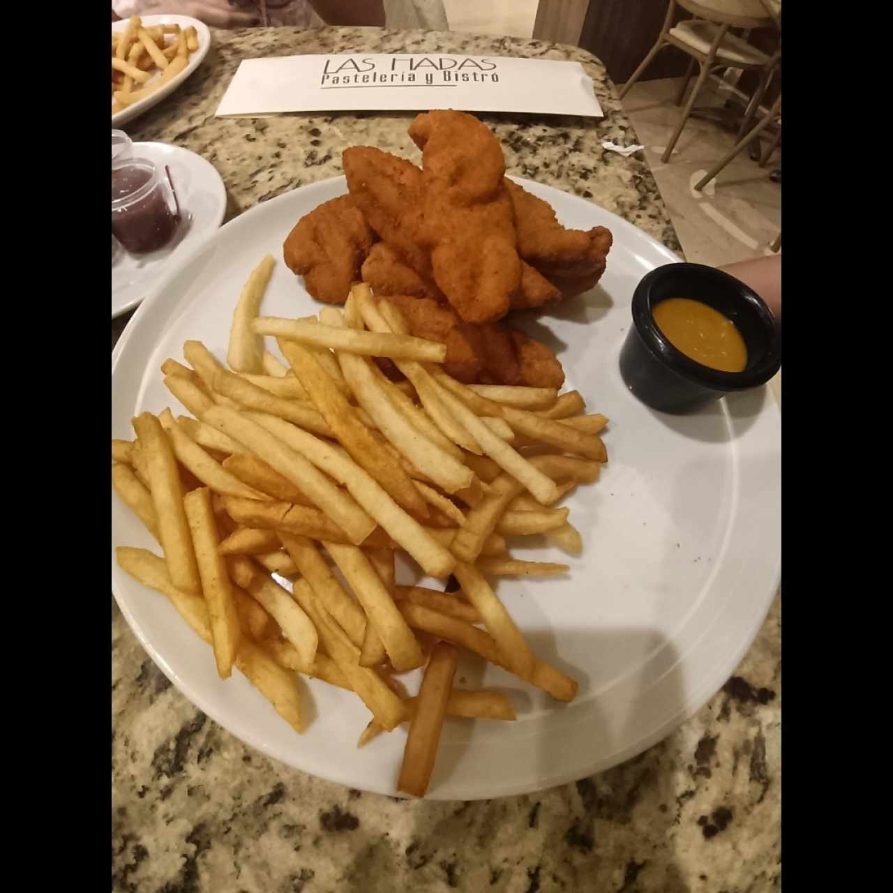 Deditos de Pollos con Papas fritas