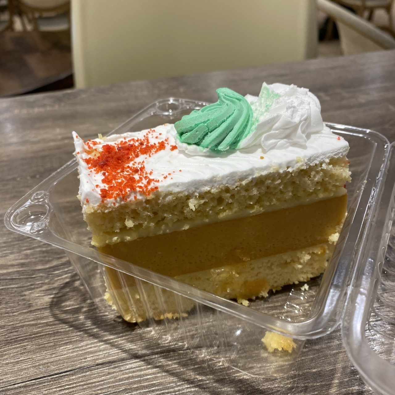 Porción de dulce Flan escondido