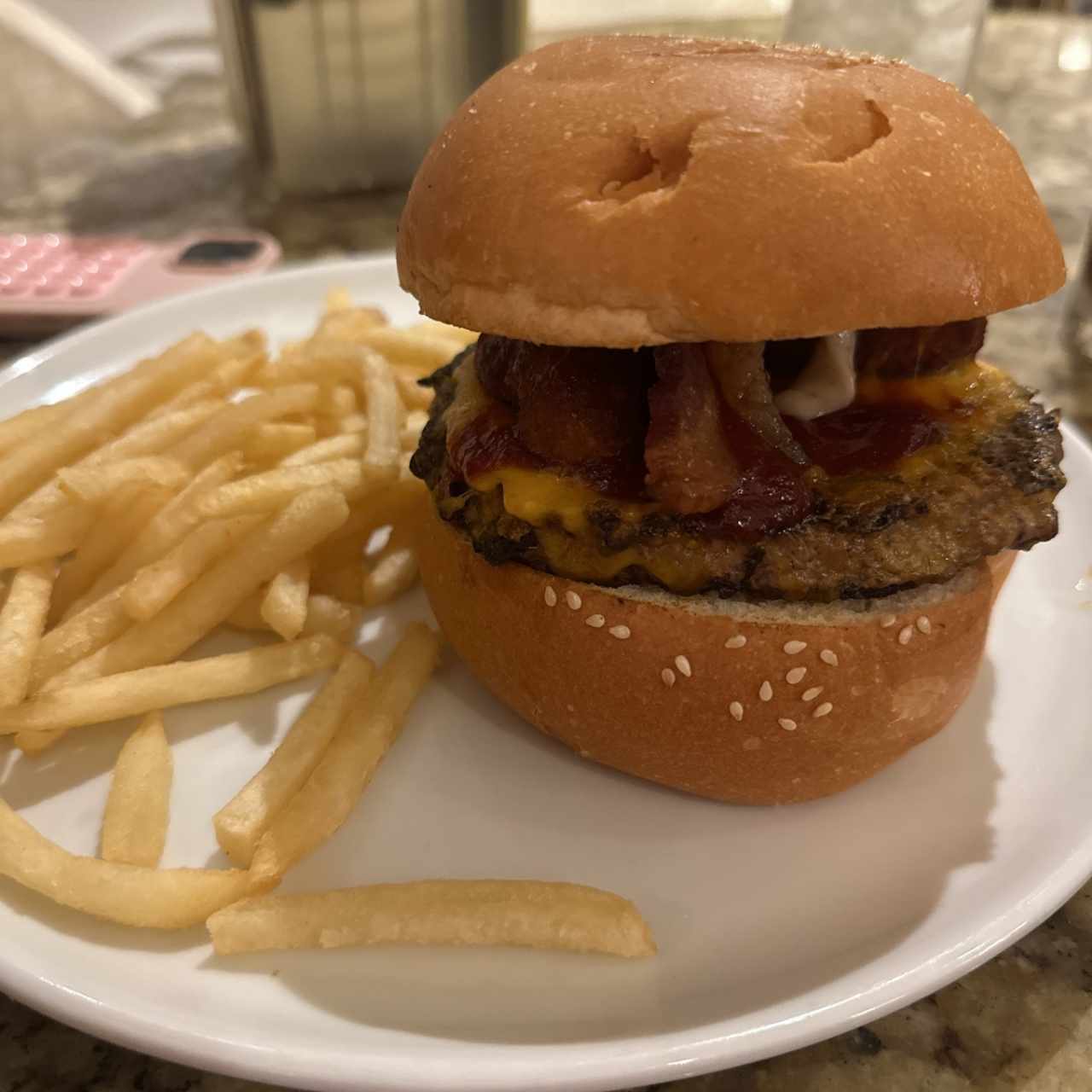 Hamburguesa de carne con queso y papas fritas