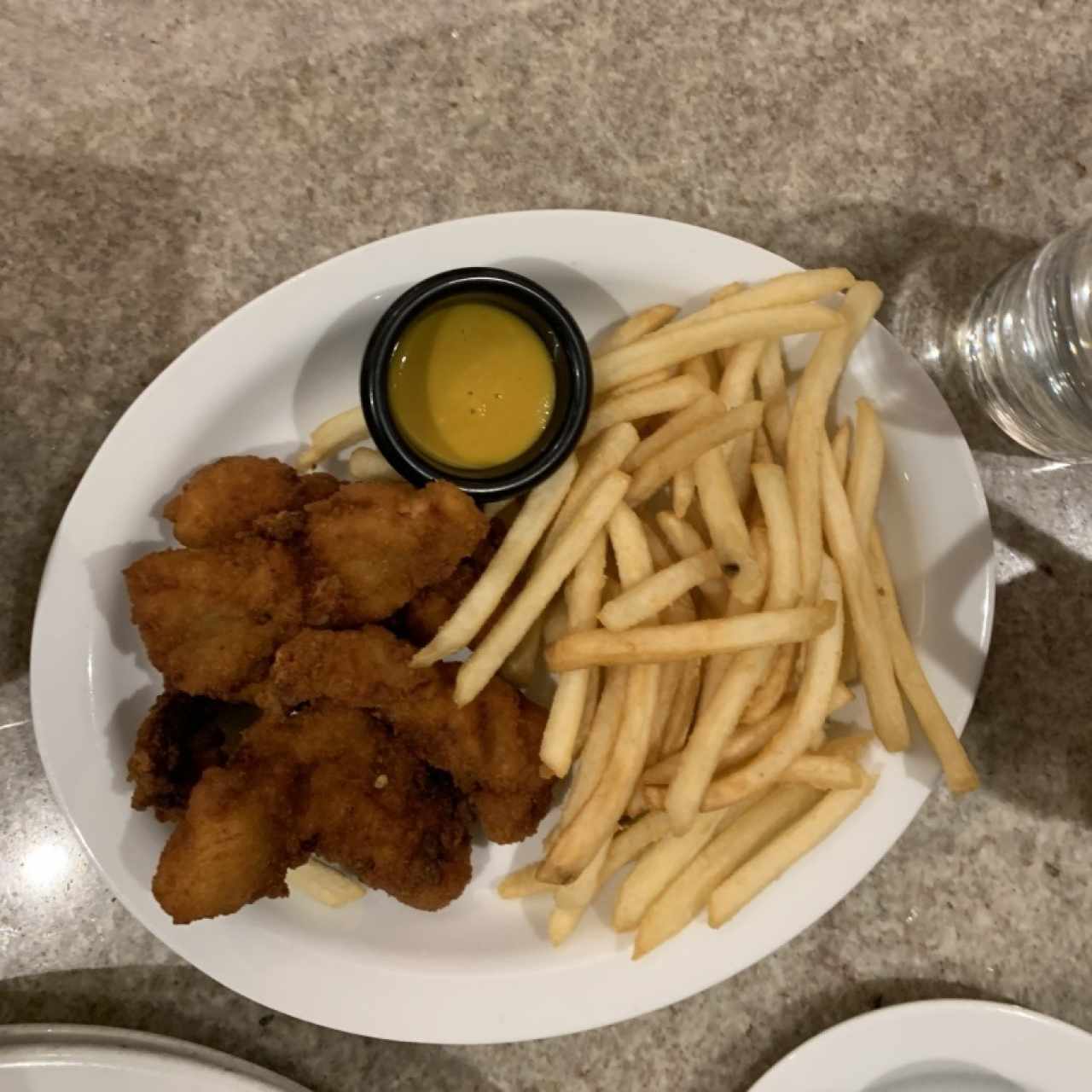 Deditos de Pollos con Papas fritas