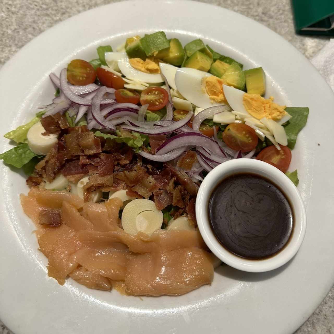 Ensalada Cobb con Salmón Ahumado