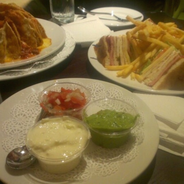 Nachos con carne y club sándwich 