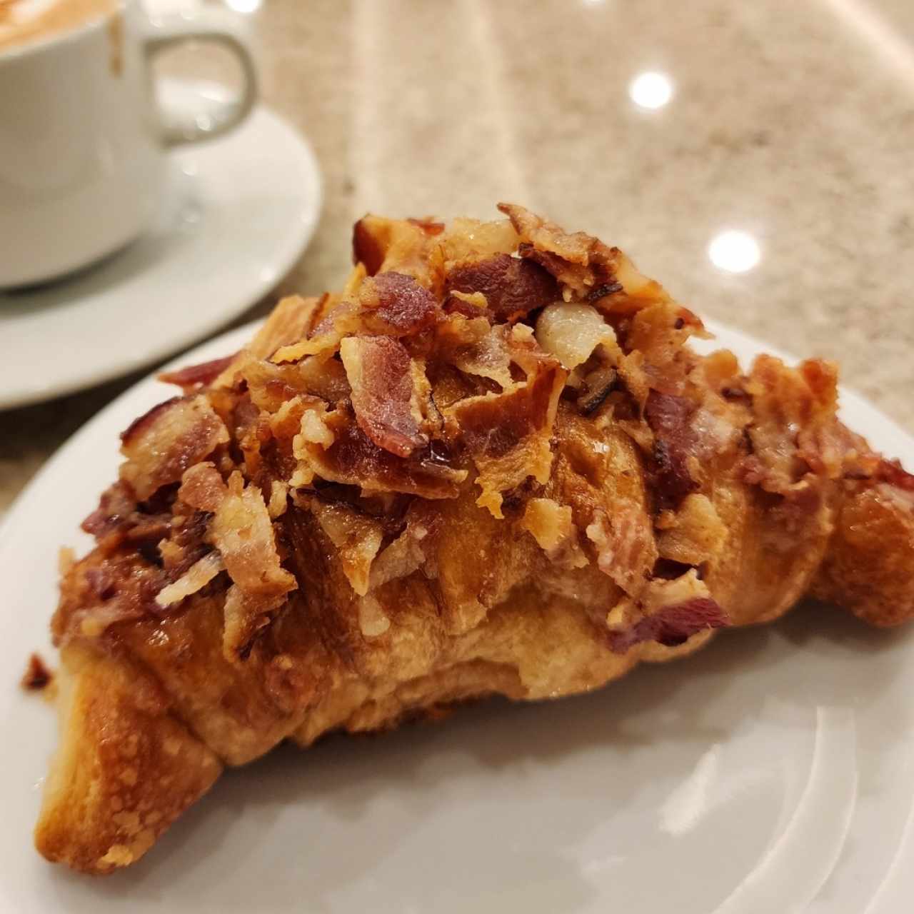 Croissant de bacon con maple