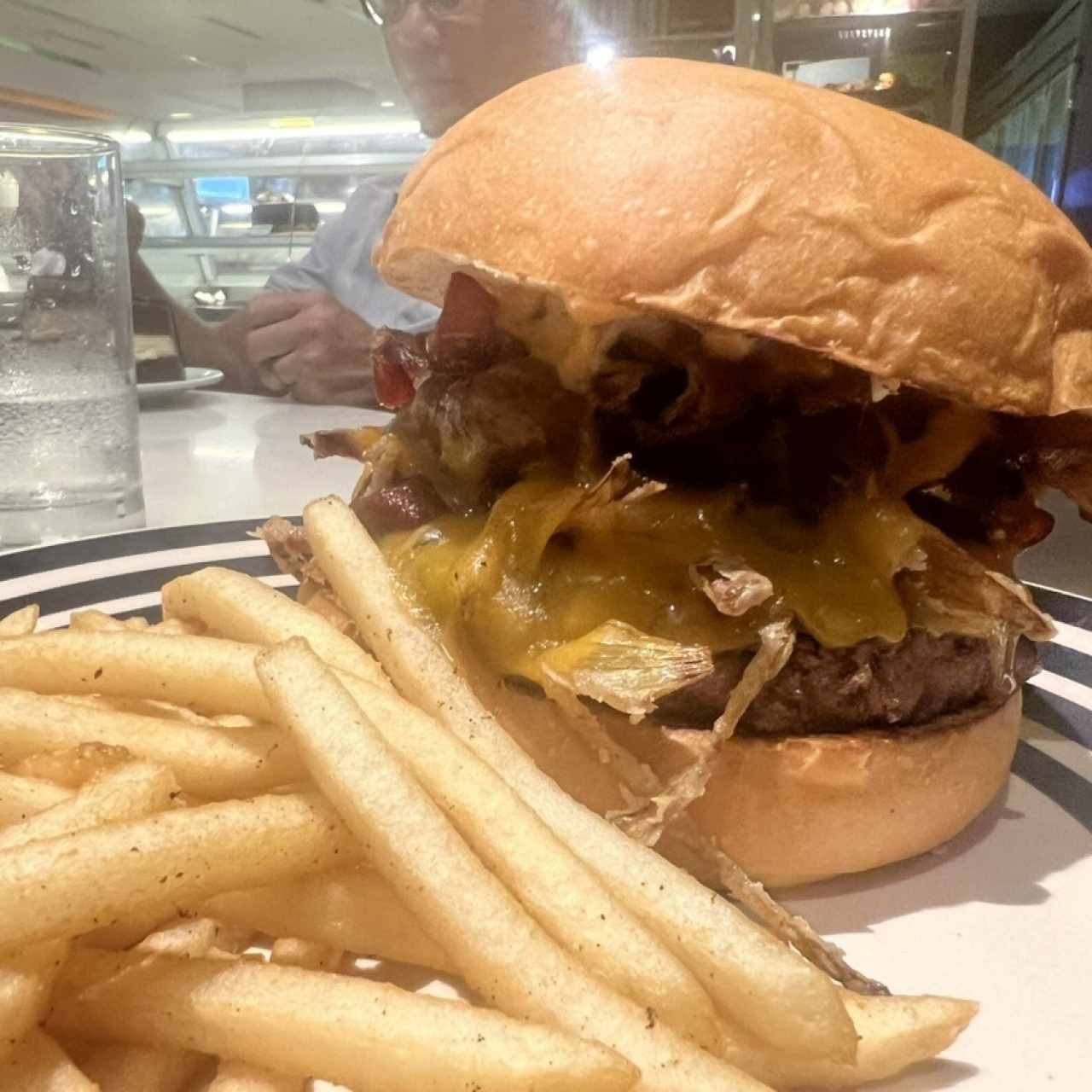 Hamburguesa de carne con queso y papas fritas