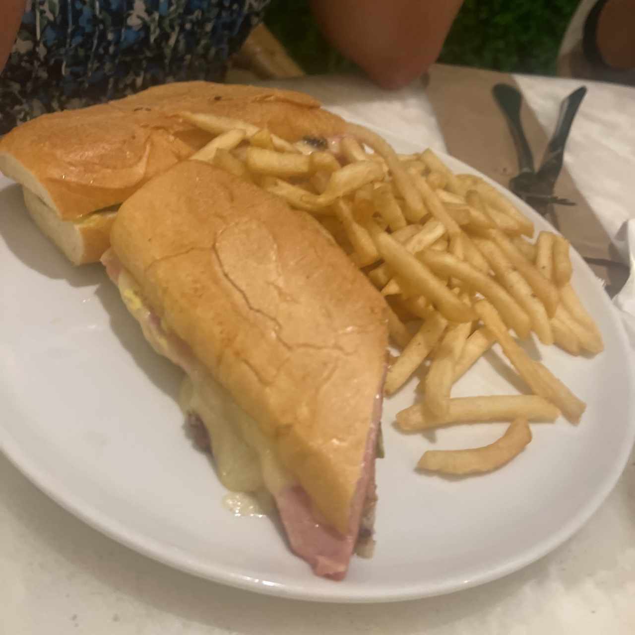 EMPAREDADOS - Cubano Las Hadas