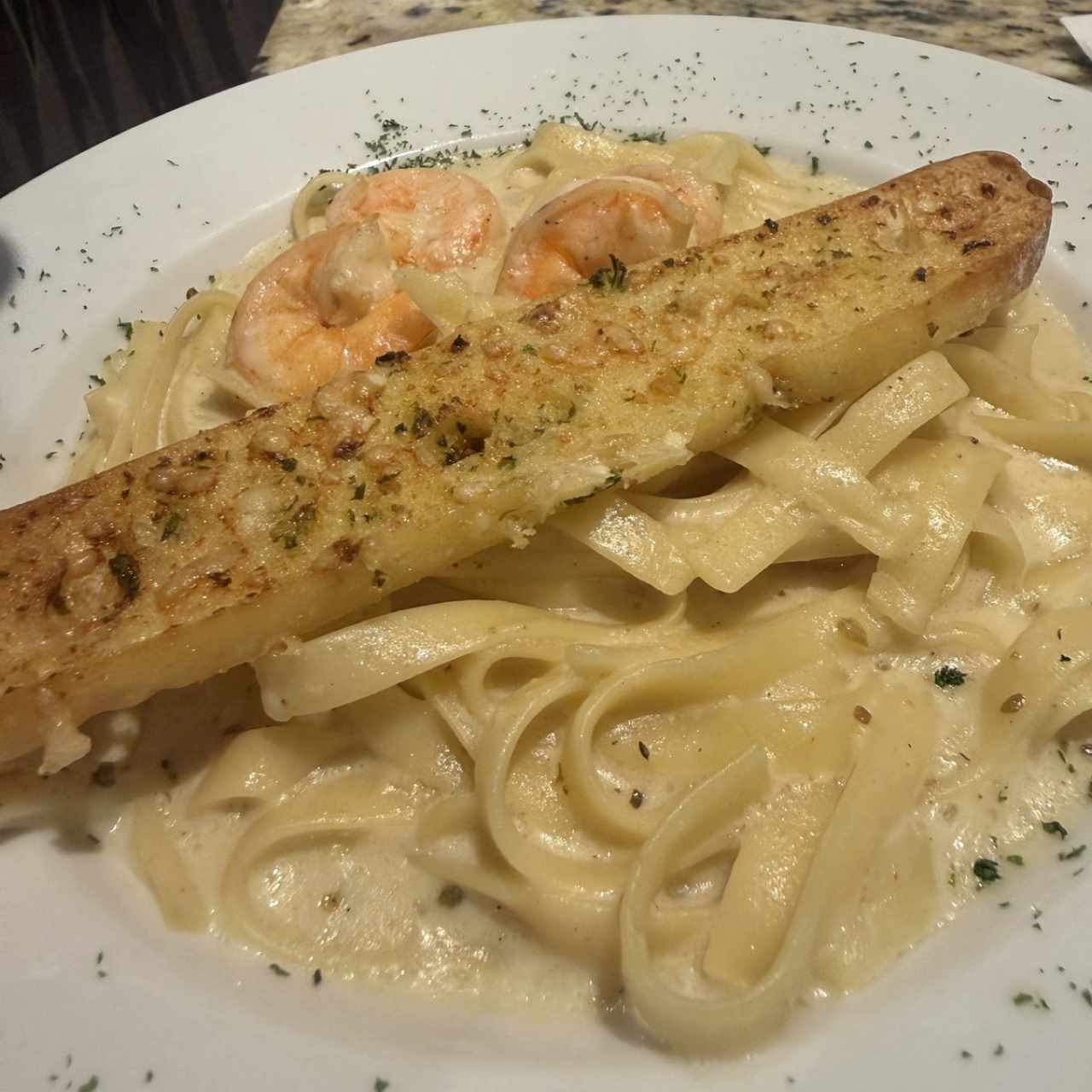 FAVORITOS - Fetuccini Alfredo con Camarones