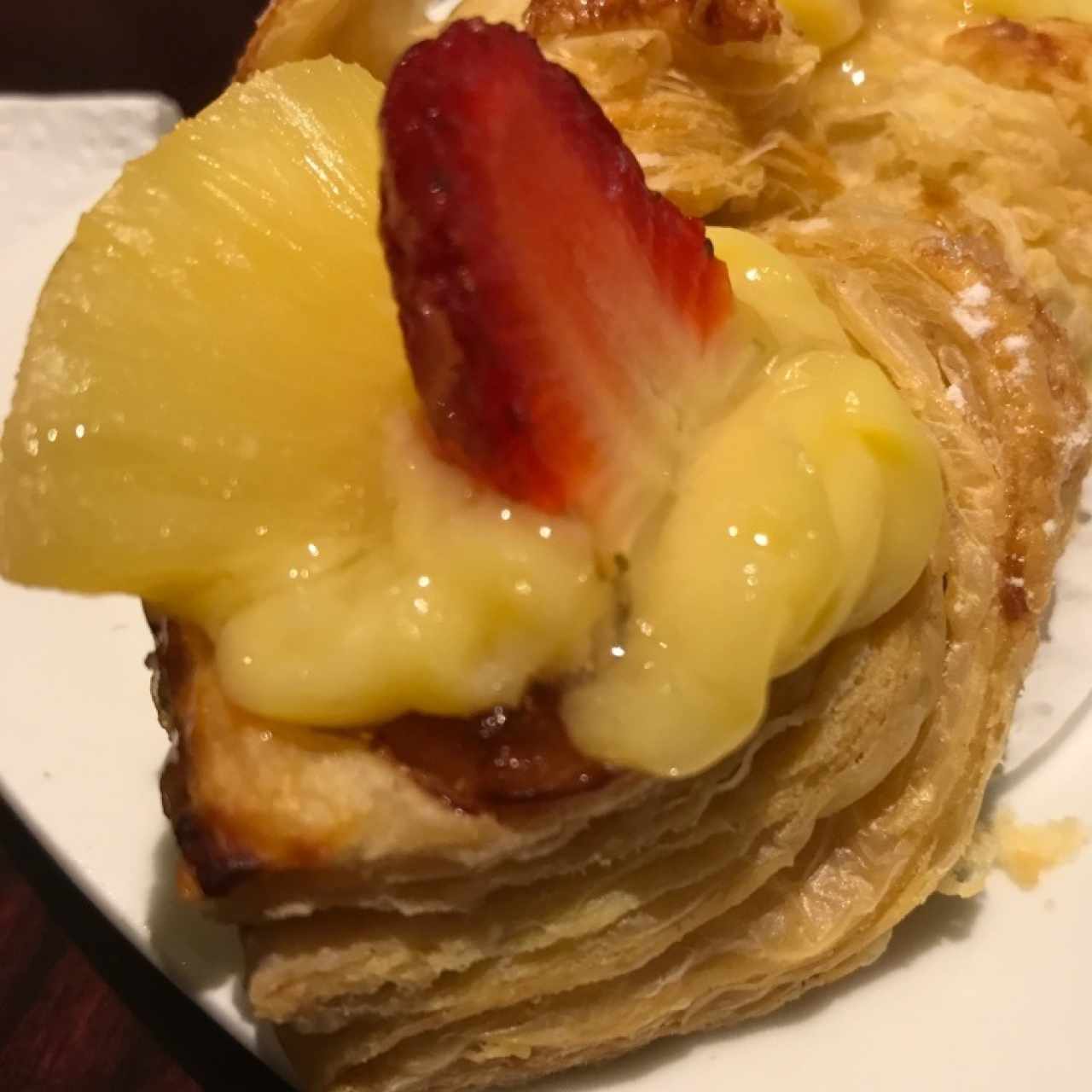 Pañuelo relleno de crema con topping de frutas