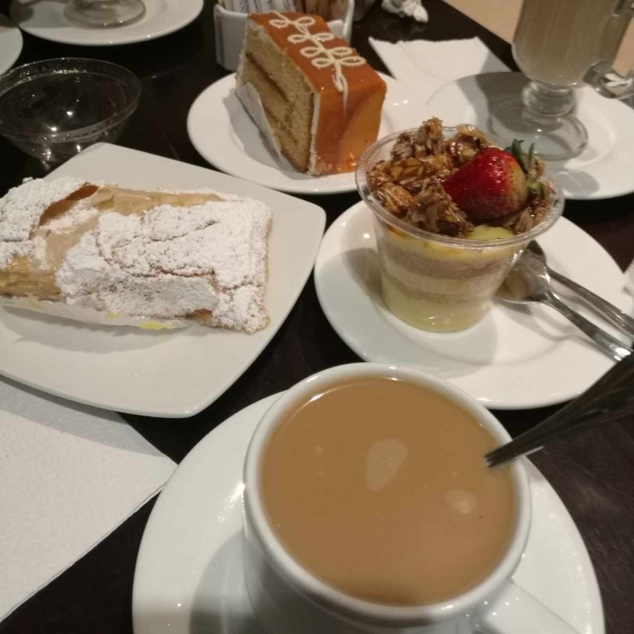 Flan Crocante, Dulce de Manjar, Mil hojas y Cafe con Leche
