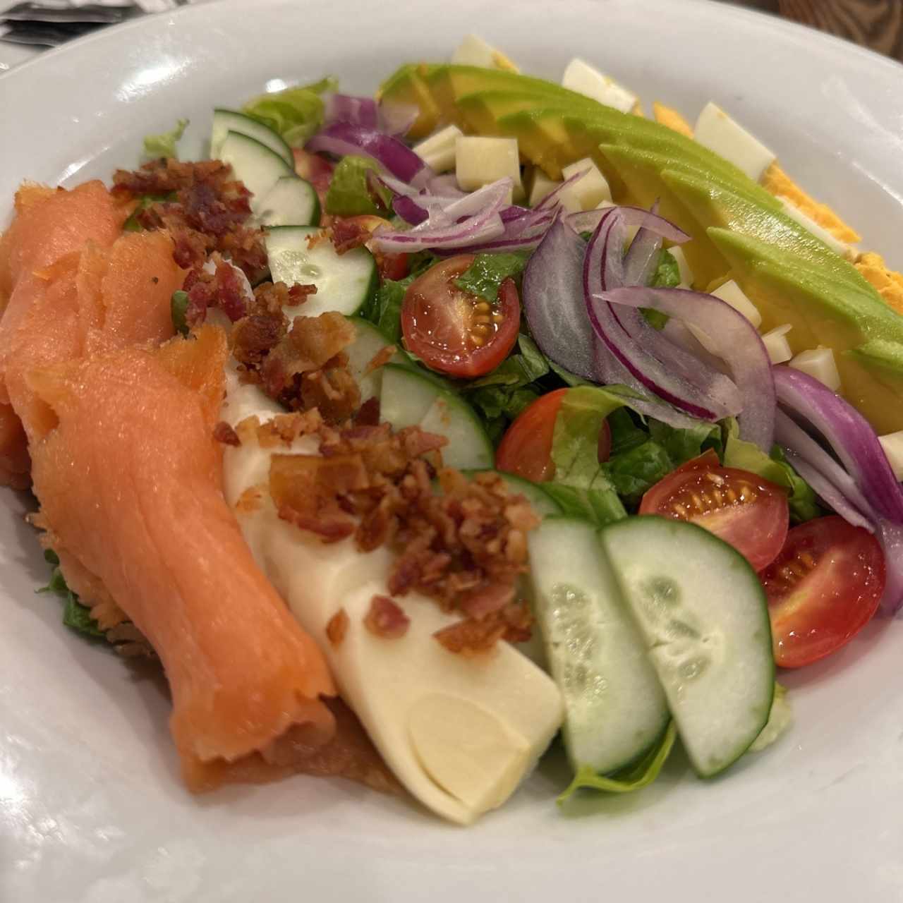 Ensalada Cobb con Salmón Ahumado