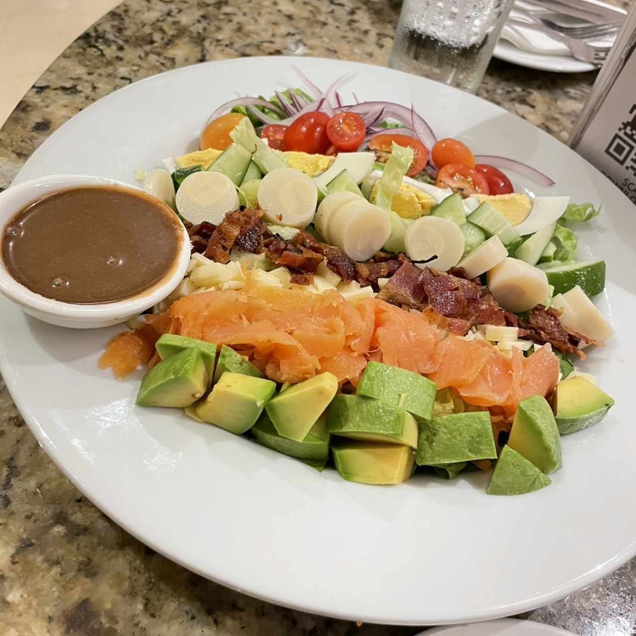 Ensalada Cobb con Salmón Ahumado