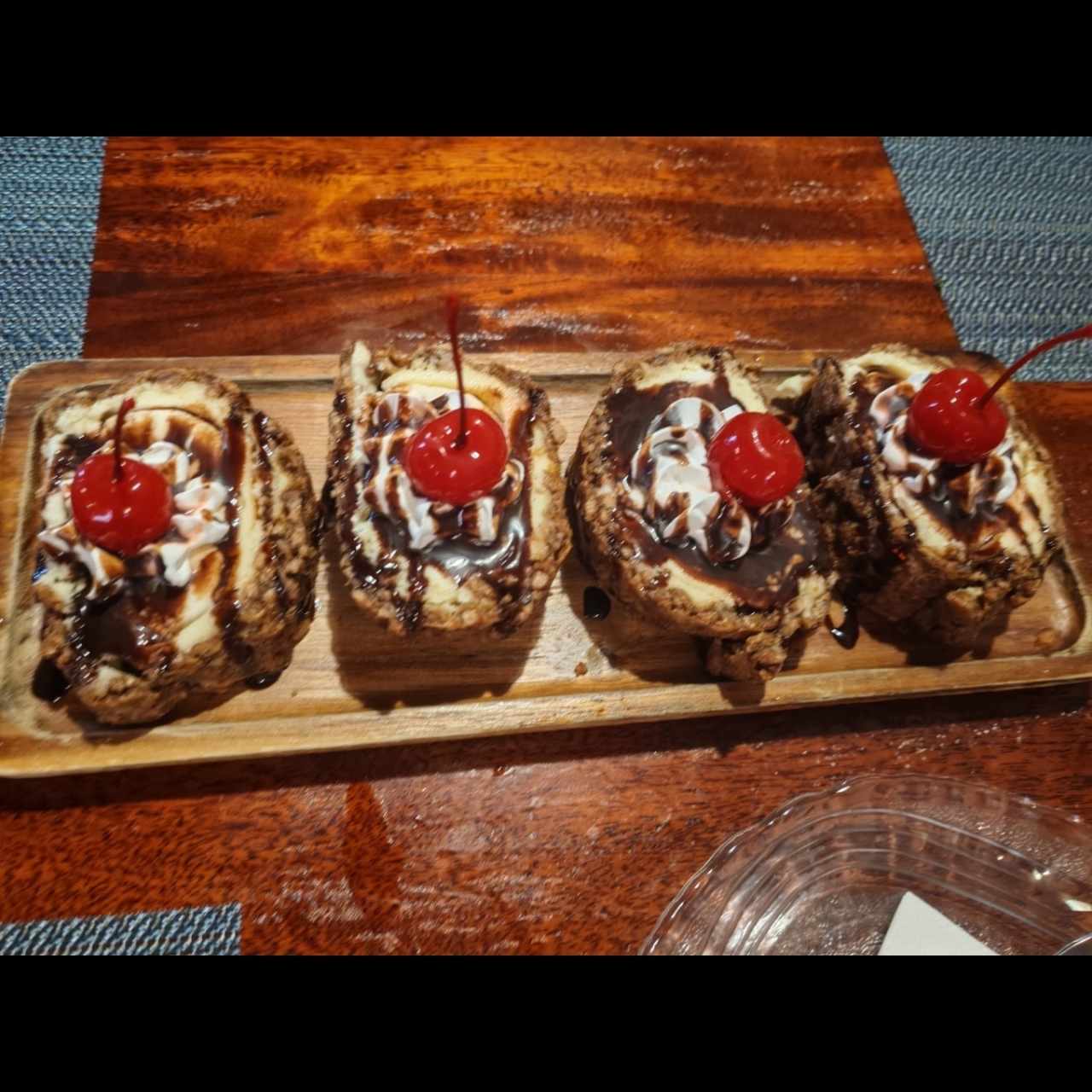 Helado frito con sirope de chocolate 
