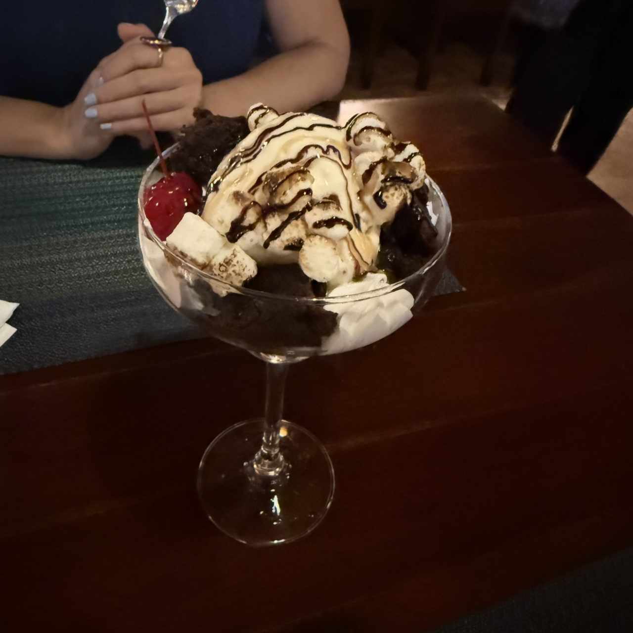 Brownie con helado y malvas