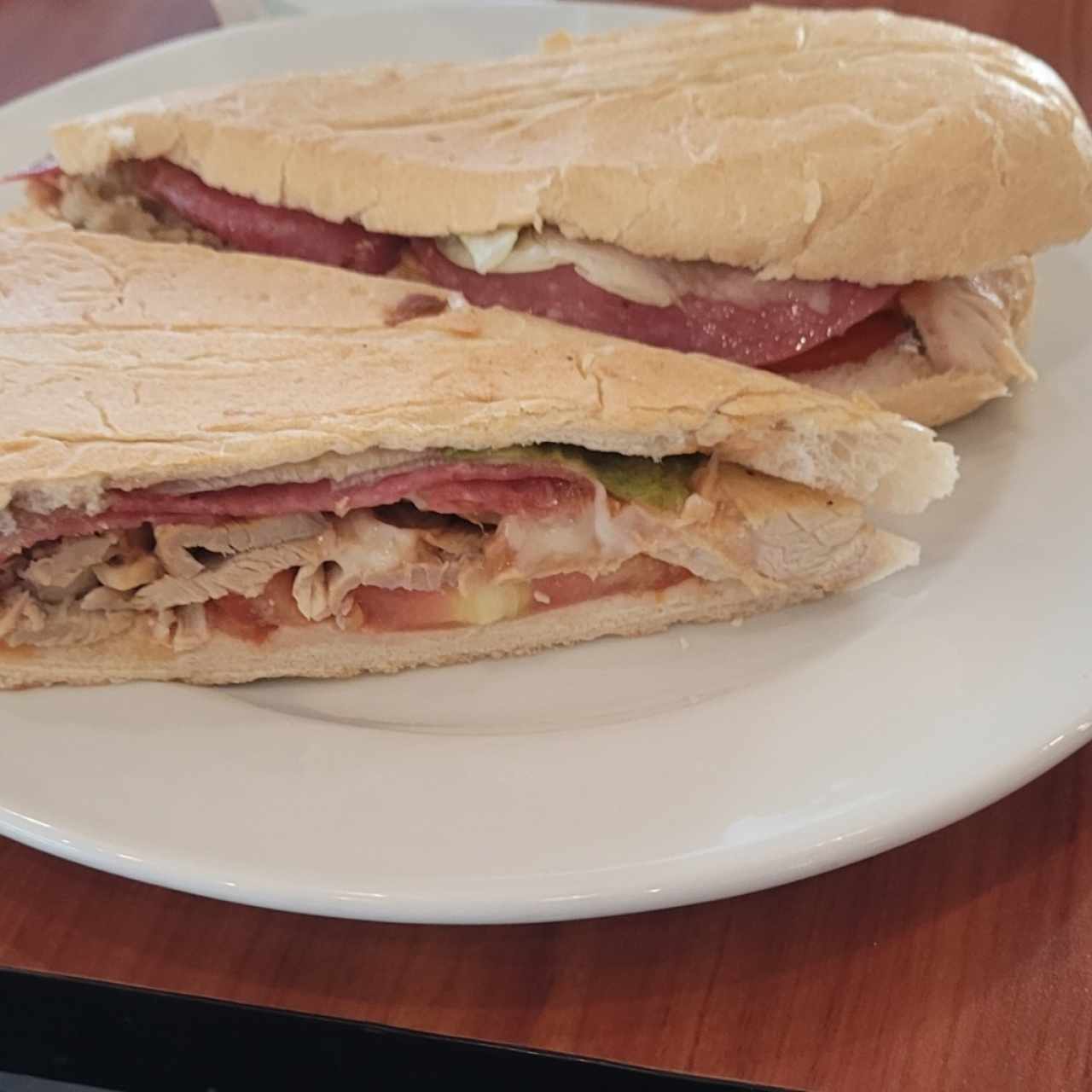 emparedado pierna y extra salami 
