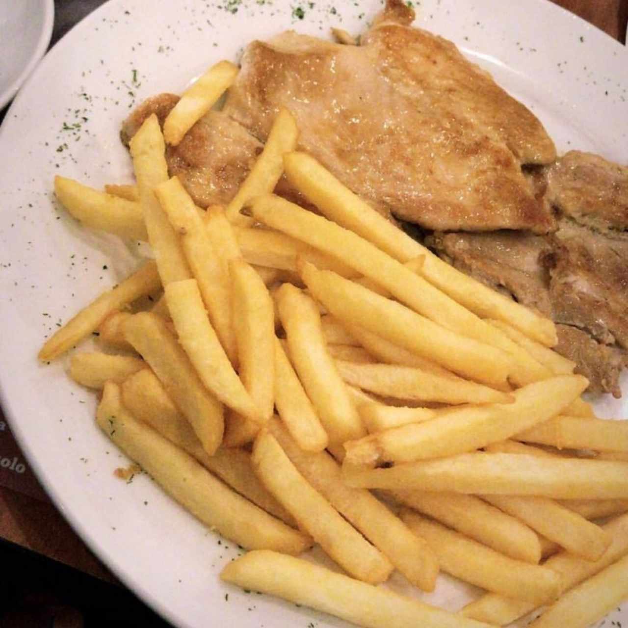 pechuga a la plancha com papas fritas