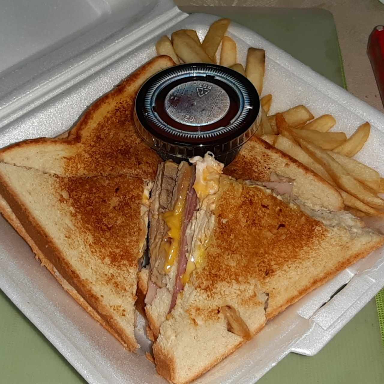 Club Sandwich con Papas