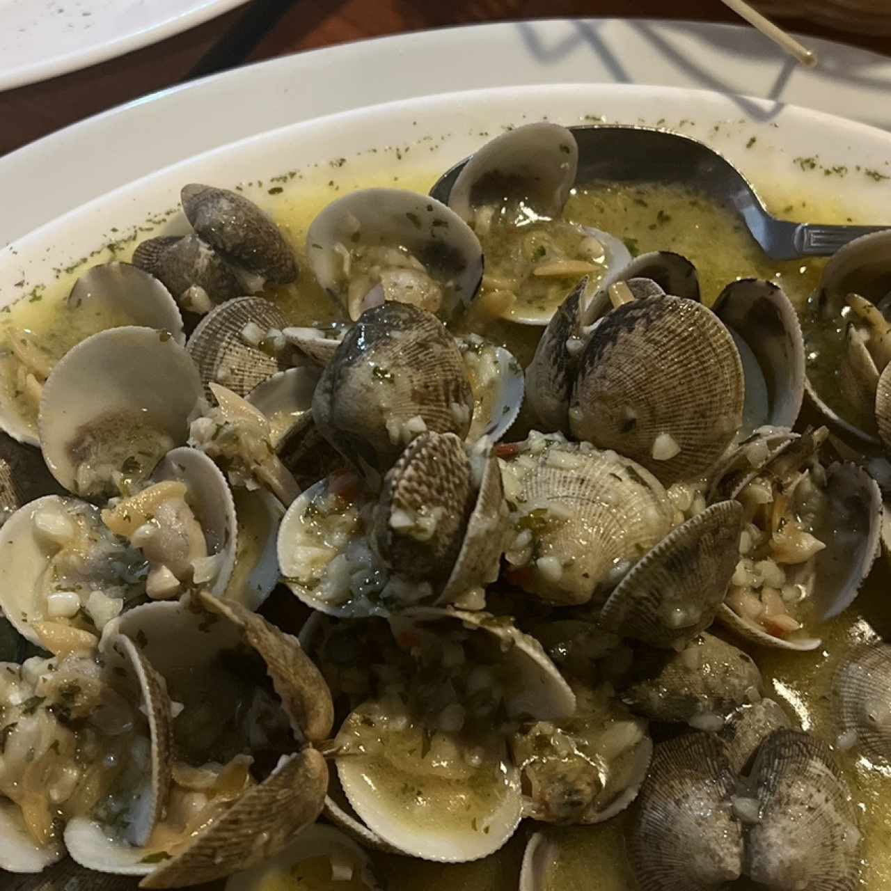 Almejas al ajillo
