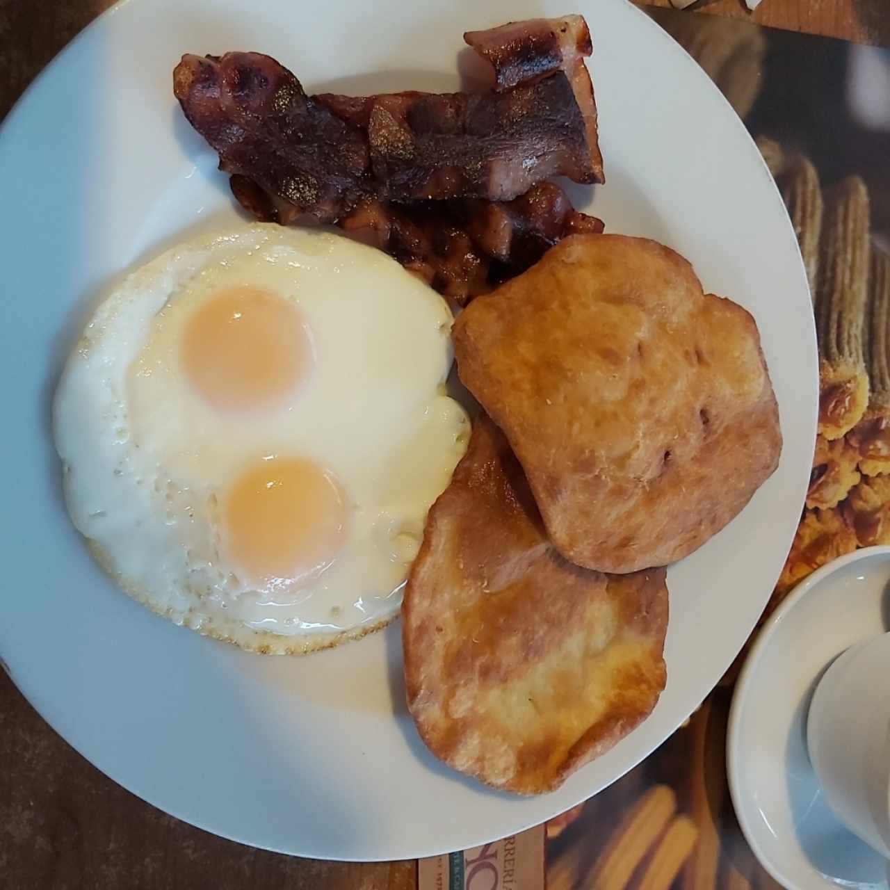 huevos fritos con tocino y hojaldres