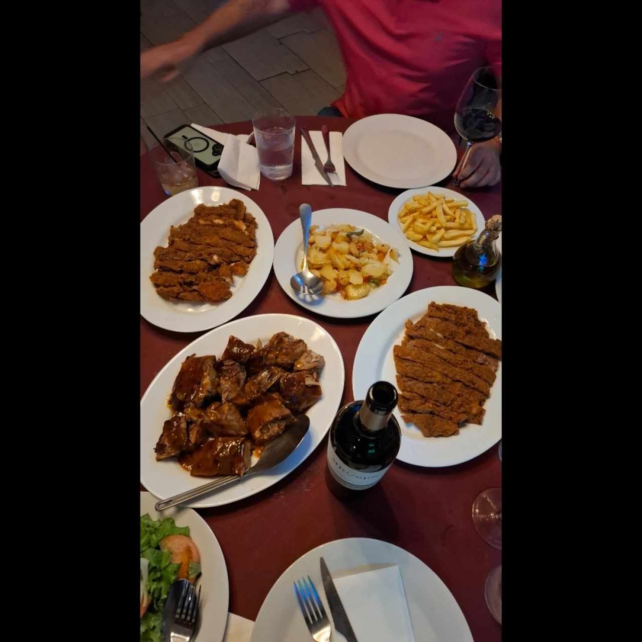 Cachopo, cochinillo, papas a lo pobre