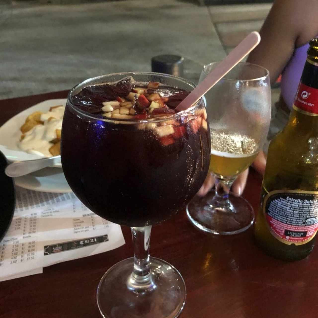 Entradas - Papas dos salsas, sangría y cerveza Estrella Galicia