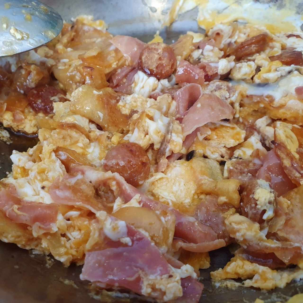 huevos rotos con jamón serrano