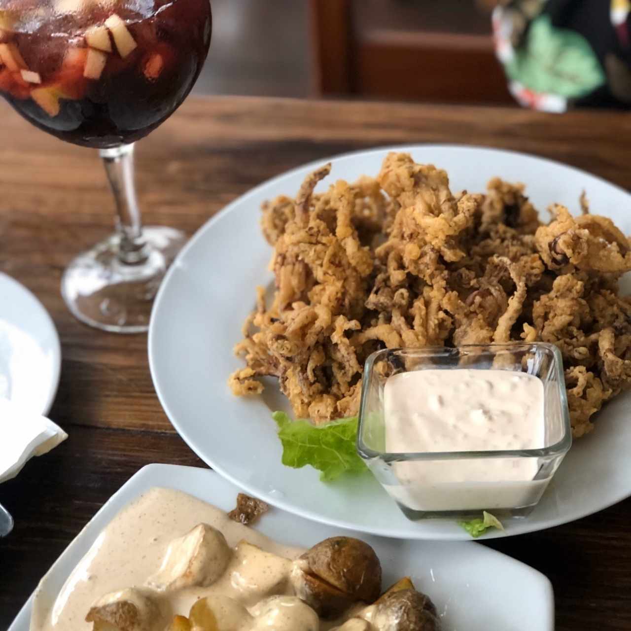 sangria tinta, papas bravas y arañitas 