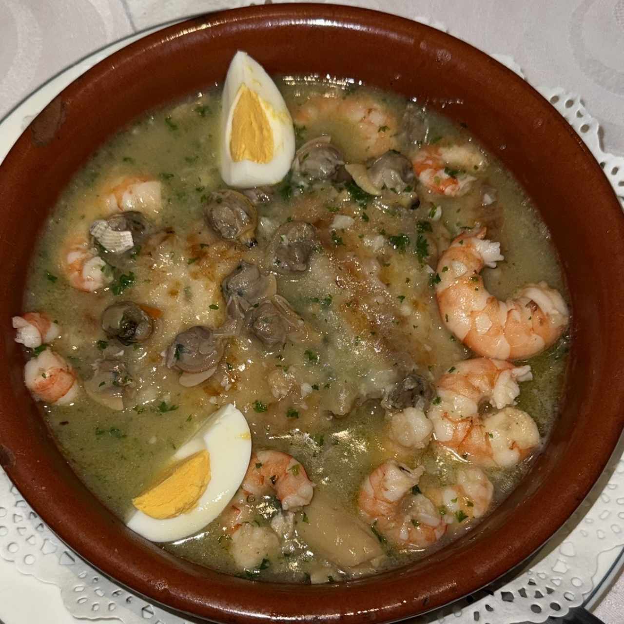 Mero en salsa verda de almejas y camarones