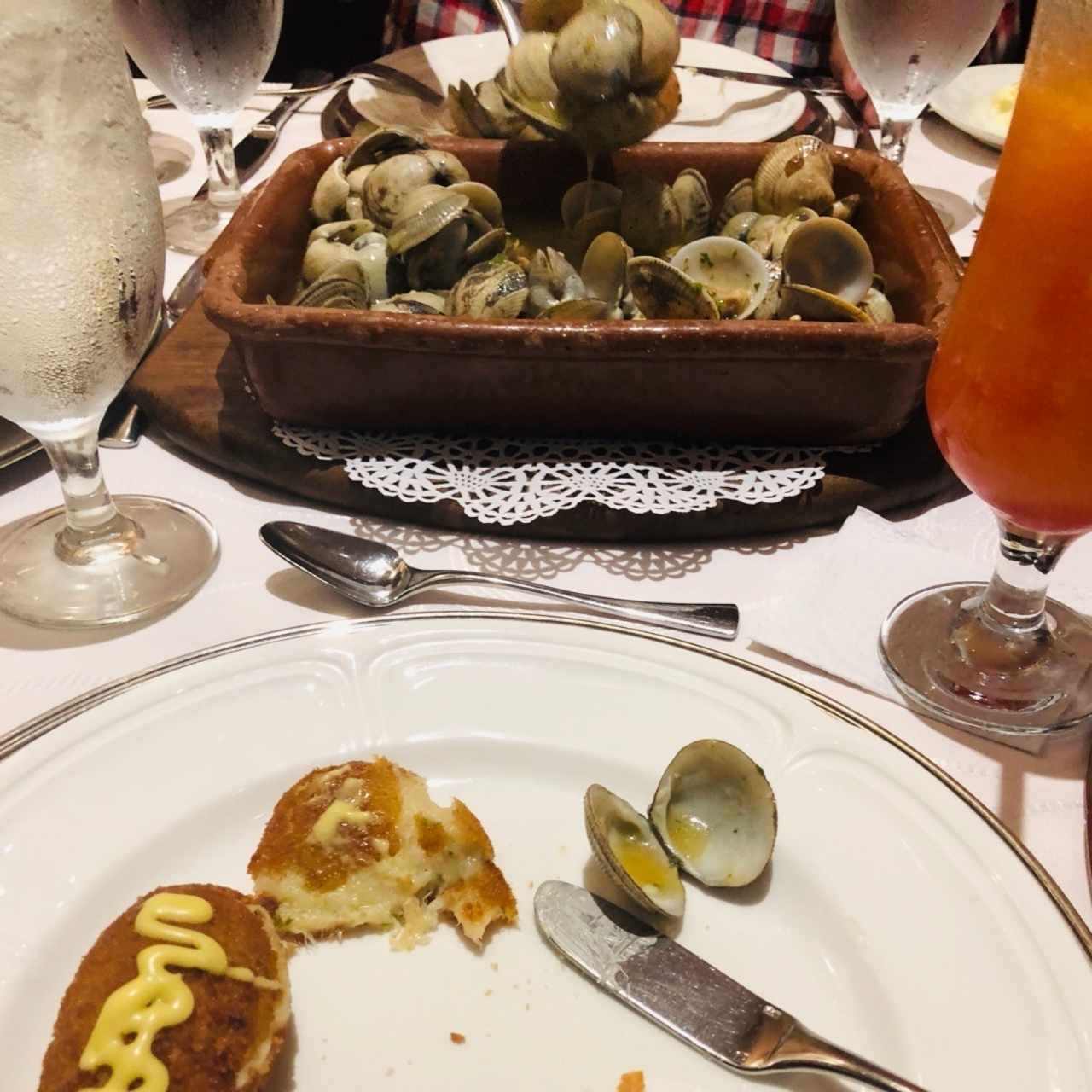 Croquetas de bacalao y almejas al ajillo 